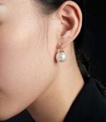 Gold pearl earrings - Image 3